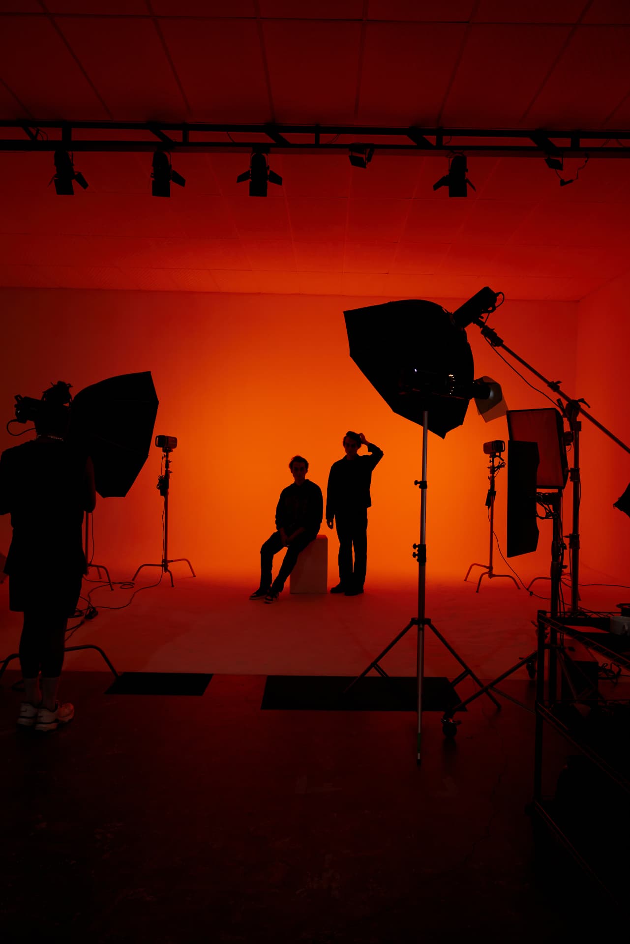 Bastidores de uma produção fotográfica no estúdio com iluminação vermelha