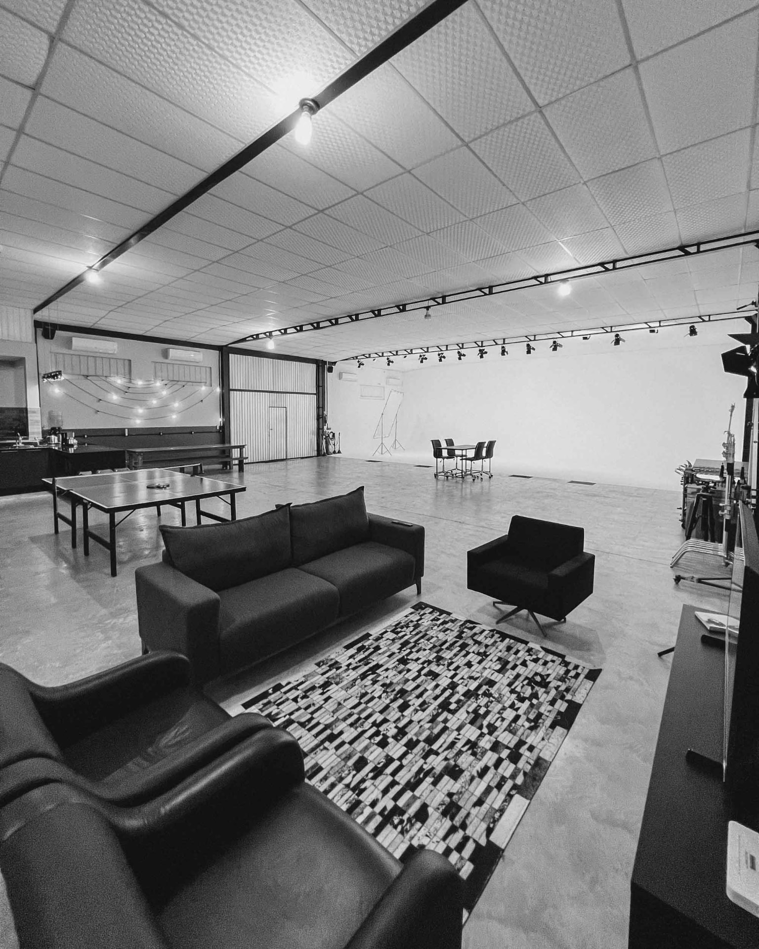 Interior amplo do Estúdio 2 com fundo infinito e lounge